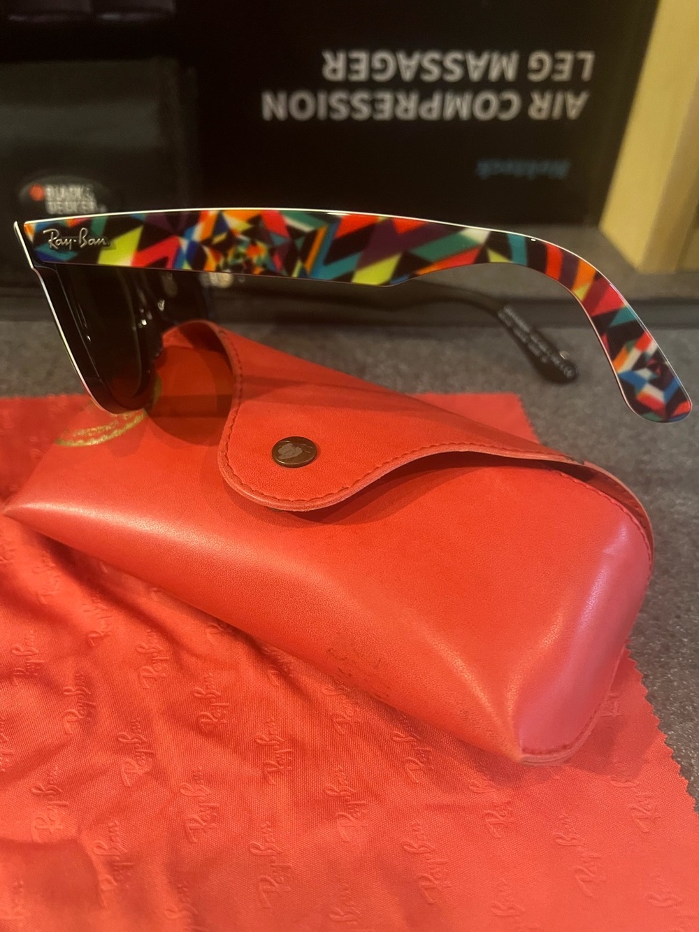 Ray-Ban Black Sunglasses Temple Arm with Red Case Cloth - Picture 2 of 4